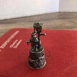 Vtg Town Crier Collectible Thimble